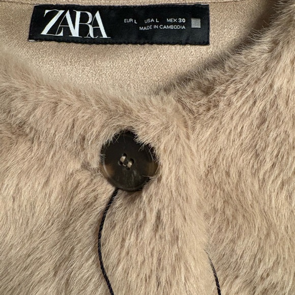 Zara Viral Faux Fur Cropped Jacket Round Neck Button Front Size L - Picture 16 of 16
